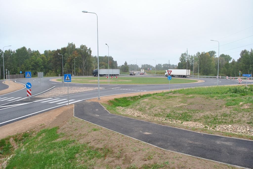 Izbraucot un iebraucot Koknesē, zaļā gaismu luksoforā vairs nav jāgaida. Pagrieziens uz jauno Maskavas šoseju joprojām slēgts.
Autors: Imants Kaziļuns