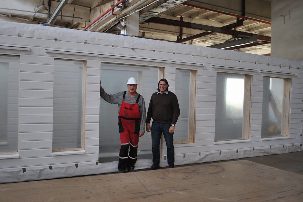 MĀJA PA GABALIŅAM. Uzņēmuma direktors Edgars Kurpics (no labās) un ražošanas vadītājs Andis Spuriņš ir gandarīti, ka produkts, kas iekarojis ne tikai Latvijas, bet arī ārvalstu tirgus, top Aizkrauklē.    
Autors: Sandra Pumpure