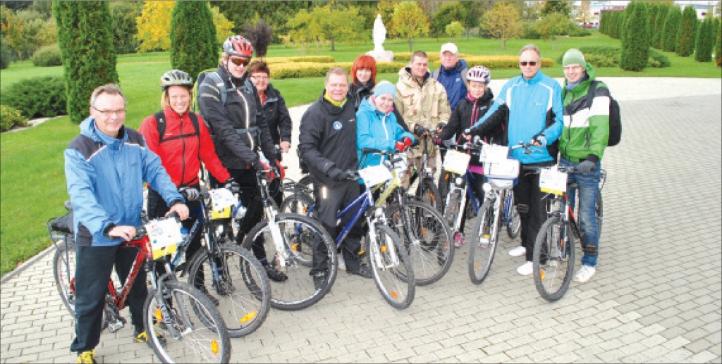 INTERESANTA PIEREDZE. Dažādu valstu velobraucējiem bija interesanti apskatīt Aizkraukles reģionu. 
Autors: Imants Kaziļuns