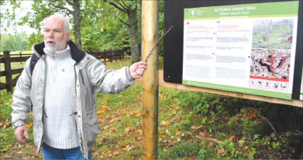 Takas sākums — Baltijas ledus ezera senkrasts. “Slīteres dabas taka ir parka vecākā un sugām bagātākā daļa, dabisks mežs ir dzīvesvieta daudzām retām izzūdošām sugām,” stāsta zoologs Vilnis Skuja.
Autors: Līga Patmalniece