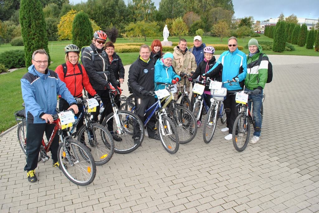 INTERESANTA PIEREDZE. Dažādu valstu velobraucējiem bija interesanti apskatīt Aizkraukles reģionu. 	
Autors: Imants Kaziļuns