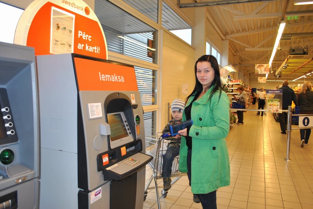 Uz Aizkraukli braukt un bankā maksāt — tas ir dārgi. Koknesiete Ludmila Strautniece jauno pakalpojumu izmantos vismaz divas reizes mēnesī.
Autors: Imants Kaziļuns