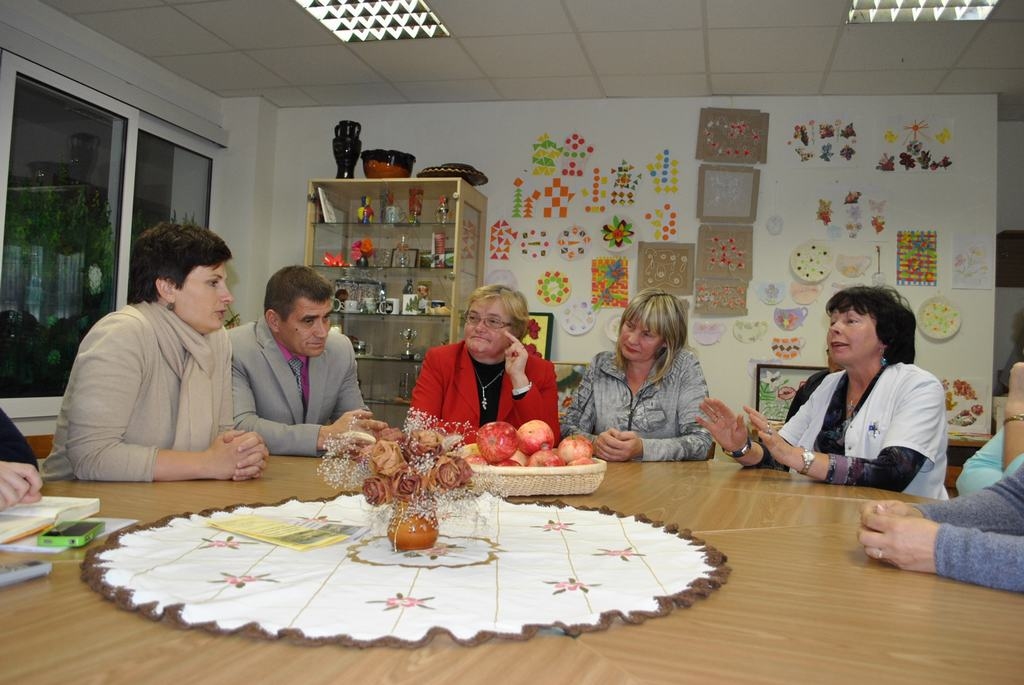 Spraigas diskusijas. Ministre Ilze Viņķele (no kreisās), Skrīveru novada domes vadītājs Andris Zālītis, SAC sociālās aprūpes nodaļas vadītāja Aija Svētiņa, pārtikas nodaļas vadītāja Aija Zaķe un ārsta palīdze Ingrīda Baikova.
Autors: Imants Kaziļuns