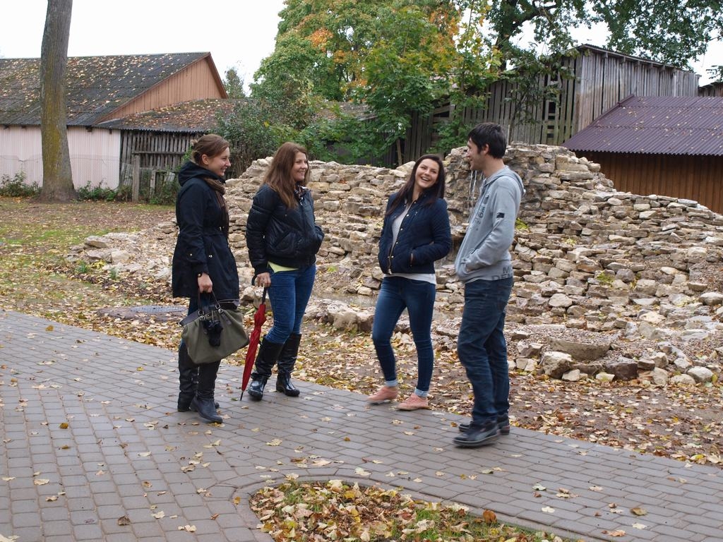 STABURAGA “RADINIEKS”? Parkā izveidots arī akmeņu krāvums ar nelielu ūdenskritumu (fonā). Jauniešiem tas liekas interesants.
Autors: Jānis Ozoliņš