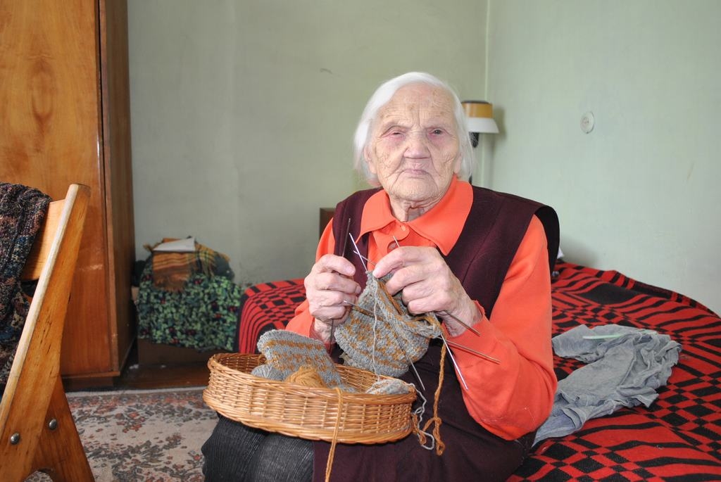 ADA ZEĶES. “Adīt kļūst arvien grūtāk, jo sliktāk redzu valdziņus, krāsu salikumus, musturus, tomēr pamazām vēl šo to noadu, taču adījums vairs nav tik gluds,” saka  Aina Jansone.
Autors: Guna Mikasenoka