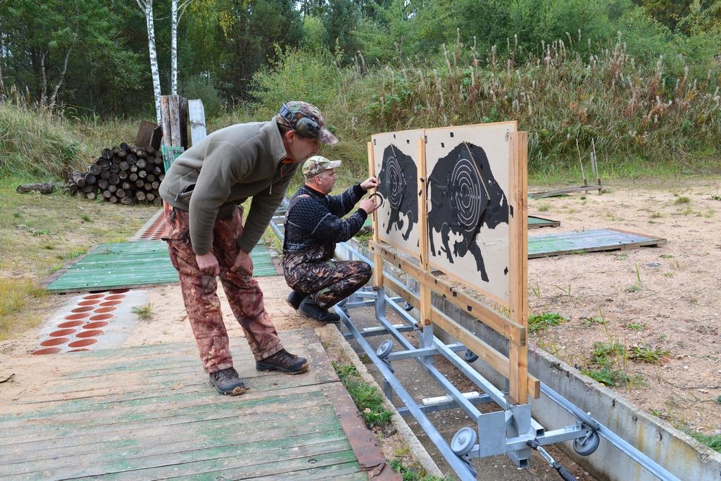 LABS REZULTĀTS. Andrejs Bāze (no kreisās) un Arnis Medvedskis aplūko mērķi.
Autors: Indulis Burka