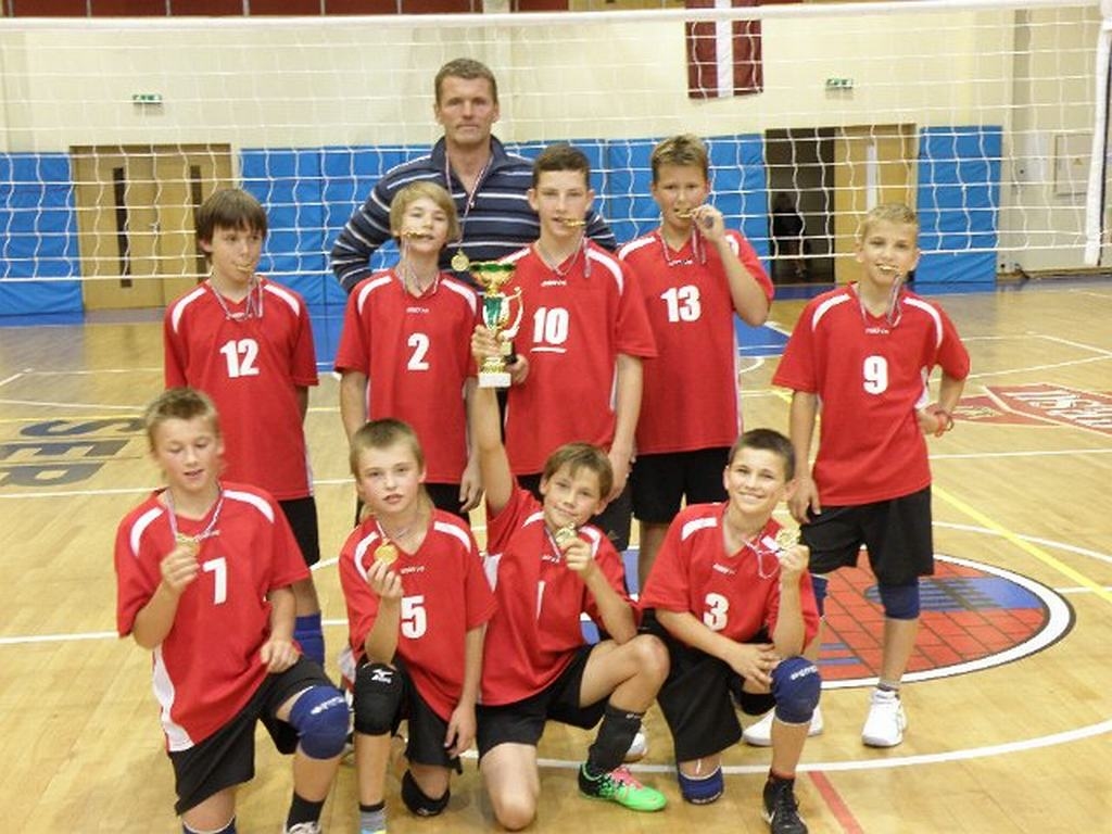 UZVARĒTĀJI. Kokneses zēnu komanda ar treneri Ivaru Māliņu.  
Autors: www.cesusportaskola.lv