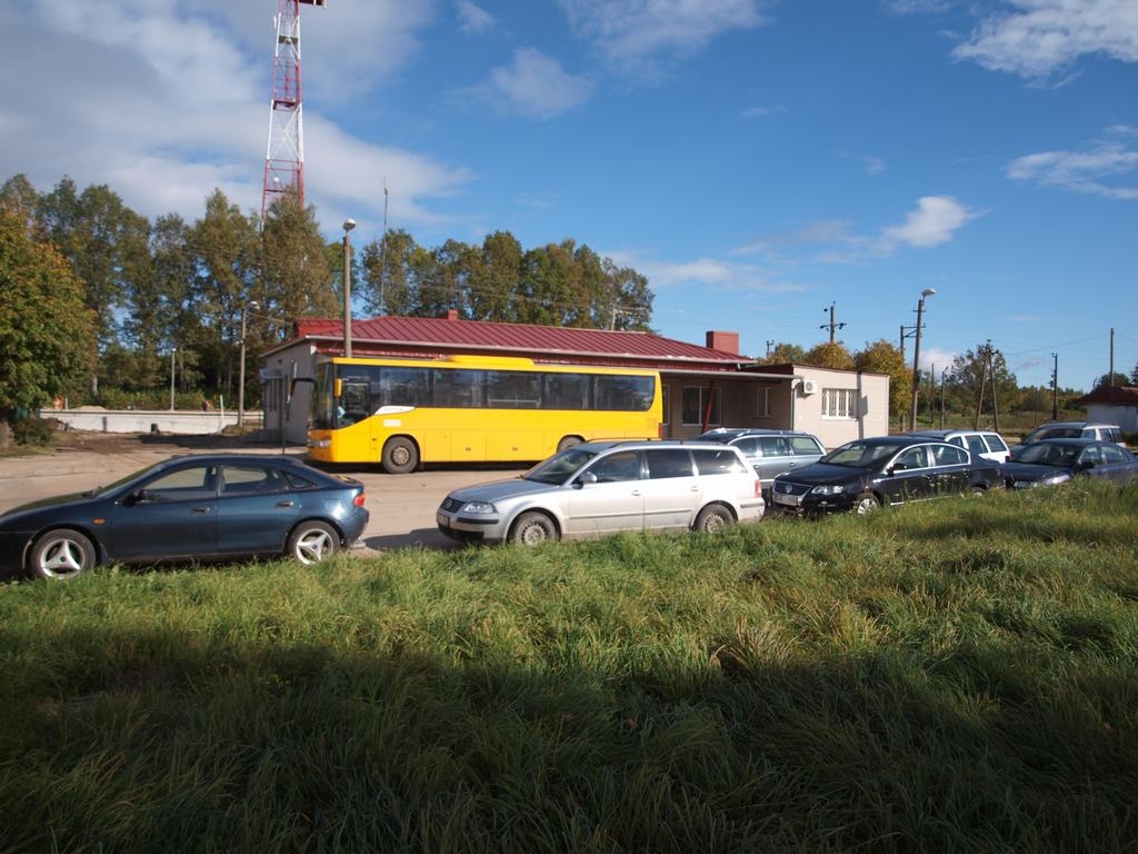 TĀLĀK AR VILCIENU. Darbdienās stāvlaukumā pie dzelzceļa stacijas ir daudz automašīnu. Zāliena vietā plānots izveidot papildu stāvlaukumu.
Autors: Indulis Burka