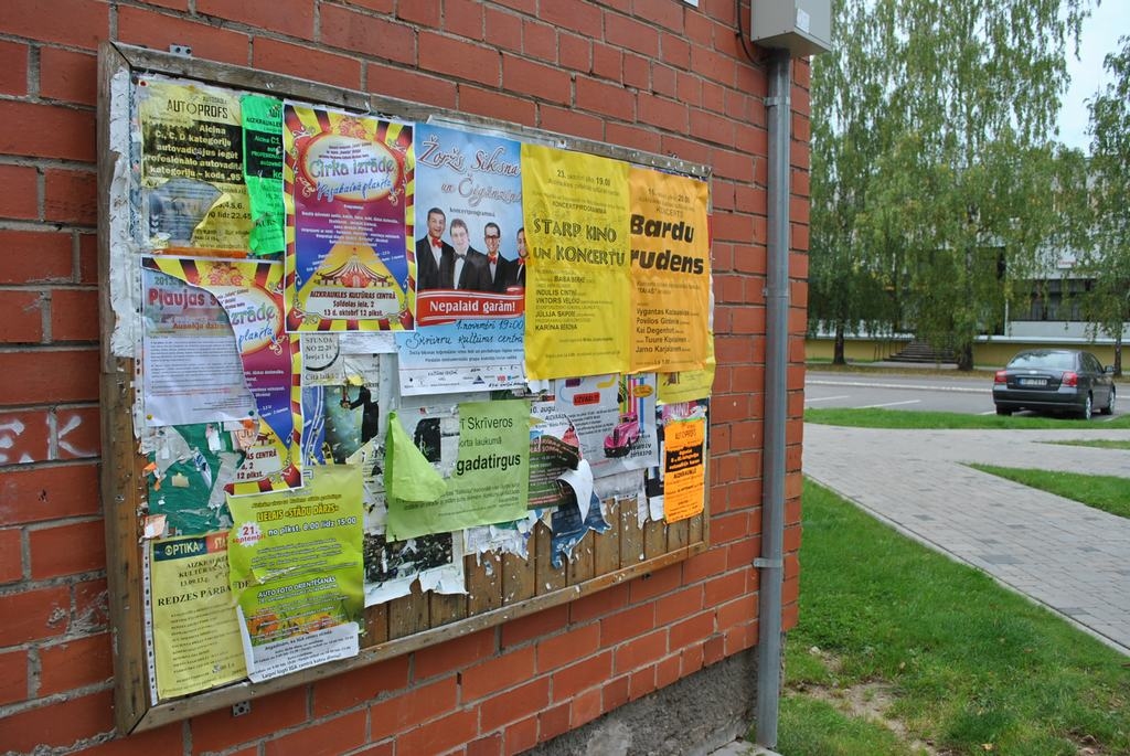 Pārāk raibs — informācijas stends Bērzu ielā 2. Tos tīra aptuveni reizi divos mēnešos. Plakātus, afišas un reklāmu izliek daudzi pasākumu rīkotāji no dažādām organizācijām un citiem novadiem. 
Autors: Līga Patmalniece