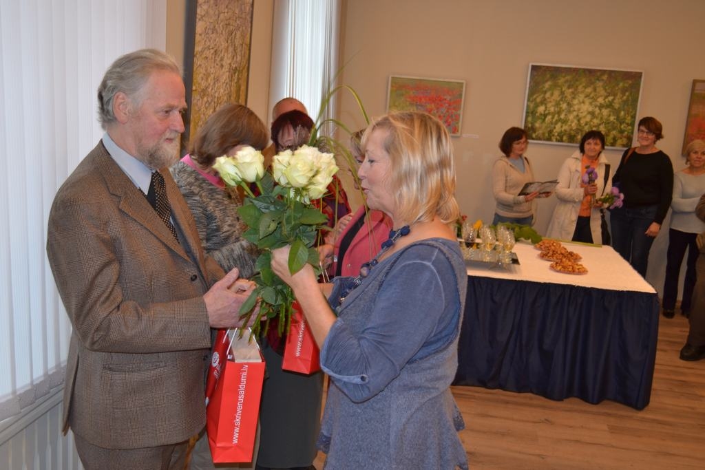 IZSTĀDE ATKLĀTA. Skrīveru novada kultūras centra direktore Baiba Dronka sveic mākslinieku Andreju Ģērmani.
Autors: Indulis Burka