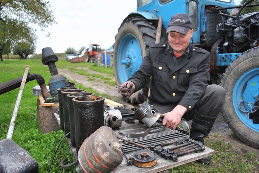 Vecs Mēness, vajadzētu art, bet nav, ar ko. Glītās detaļu rindas jau nākamnedēļ pārtaps jaudīgā traktora dzinējā.
Autors: Imants Kaziļuns