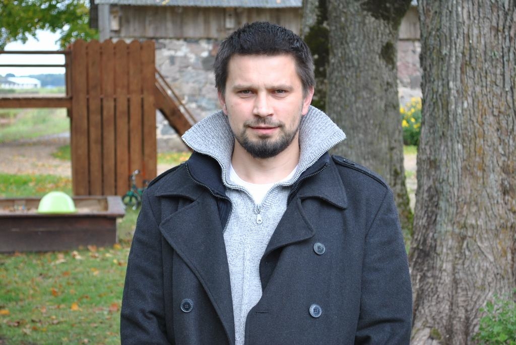 Prioritāte — ceļi. Deputāts, z. s. “Lejasvēži” saimnieks Jānis Krūmiņš uzskata, ka cilvēkus laukos varētu noturēt sakārtoti ceļi.
Autors: Līga Patmalniece