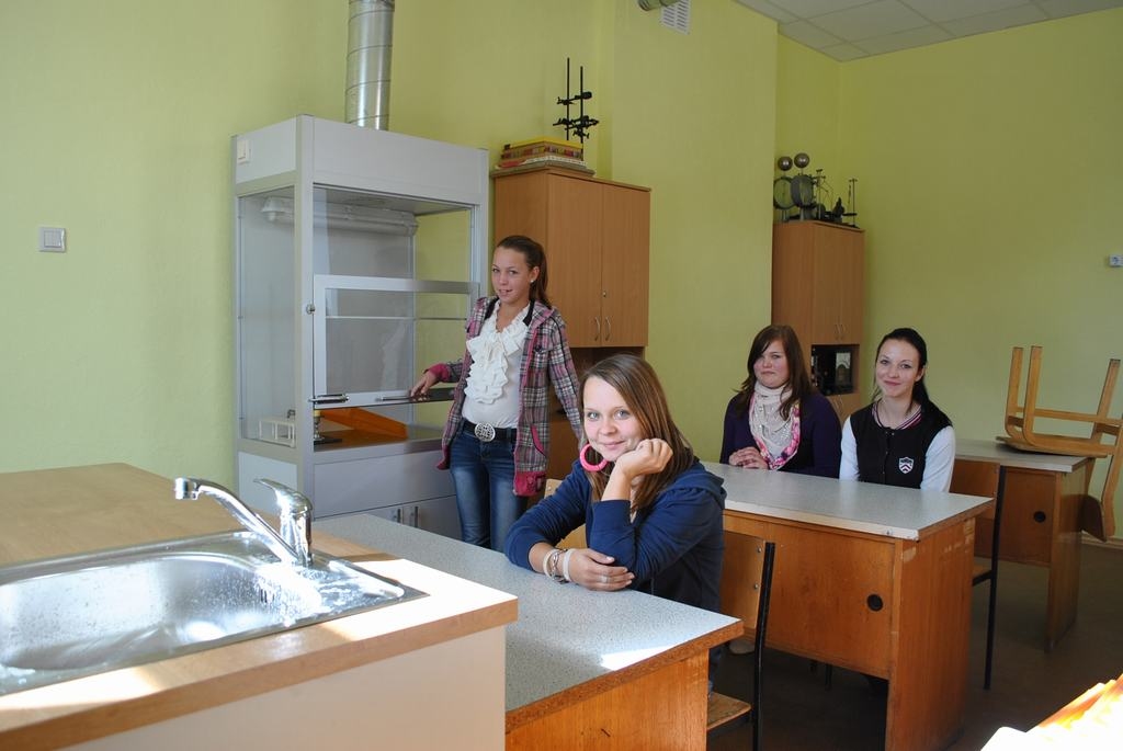 Interesantākām stundām. Ķīmijas kabinetā remontu papildinājušas jaunas mēbeles, ierīkots pieslēgums karstajam ūdenim.
Autors: Imants Kaziļuns