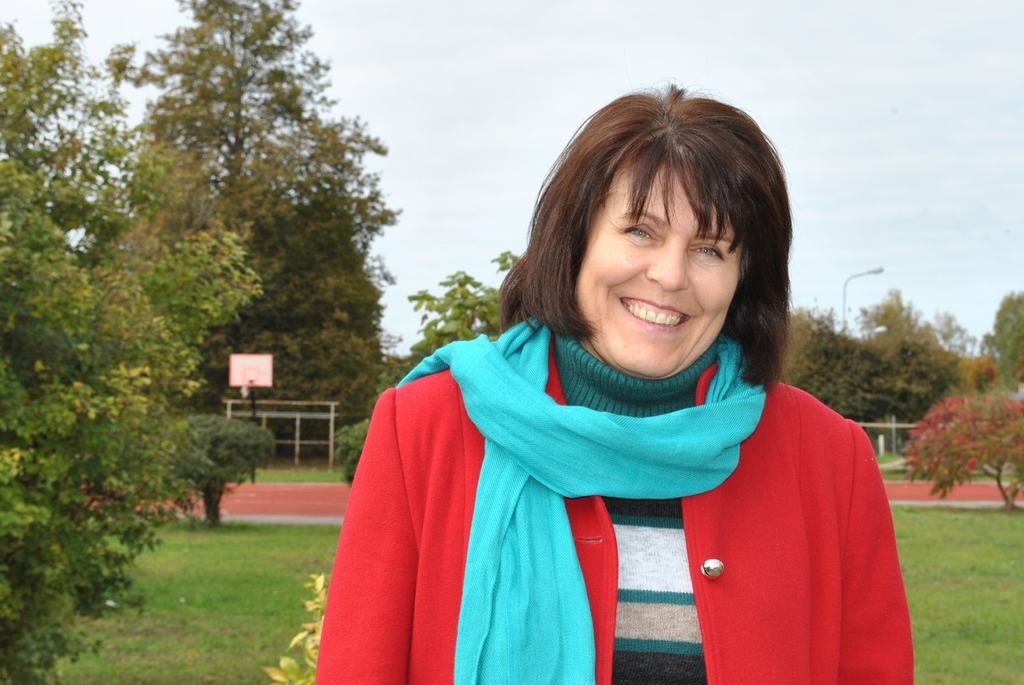 BEZ MŪZIKAS NEVAR. Skolotāja Baiba Pētersone teic, ka skolotājas profesija ir viņas sirdsdarbs, neraugoties uz visām grūtībām, kas jāpārvar.                     
Autors: Imants Kaziļuns