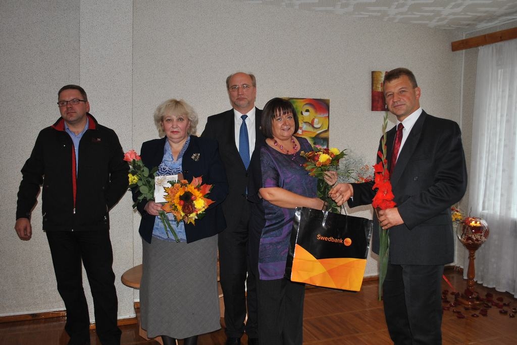 Veiksmīgākie skolotāji. Juris Sprukulis (no kreisās), skolotāja Anna Maļina, Aizkraukles mērs Leons Līdums, skolotāja Ingrīda Lase un Uldis Riekstiņš, sveicot skolotājas.
Autors: Evita Apiņa