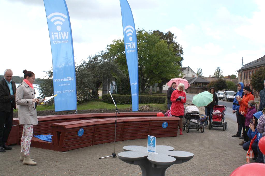 ĪPAŠS SOLIŅŠ. Turpmāk internetu šajā vietā varēs izmantot bez maksas — pļaviņiešus iepriecina Solvita Ūdre (no labās). No kreisās — atklāšanas pasākuma vadītāja Anastasija Krasutina. 
Autors: Sandra Pumpure