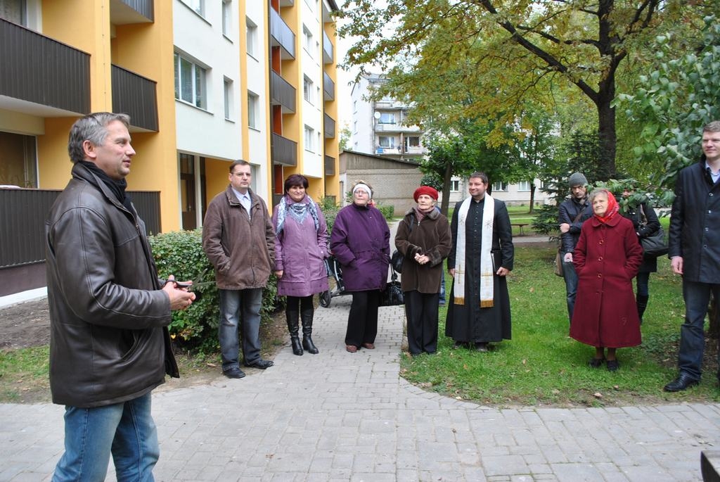 Labs darbs, kas padarīts. “Paldies, ka bijāt pacietīgi, izturīgi un uzdrīkstējāties,” māju iedzīvotājiem saka Ziedonis Vilde (no kreisās), SIA “Kokneses komunālie pakalpojumi” namu pārvaldnieks. 
Autors: Līga Patmalniece