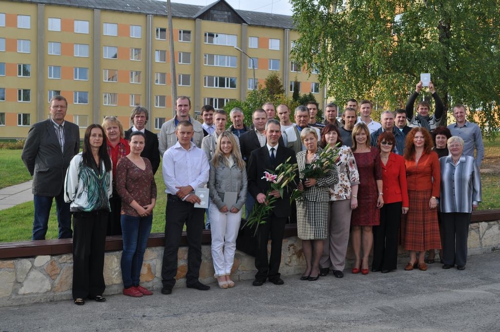 Diplomēti biškopji. Šogad Vecbebru profesionālajā vidusskolā biškopja diplomu ieguva 27 audzēkņi, kuri zināšanas apguva e — vidē.     
Autors: no Vecbebru profesionālās vidusskolas arhīva