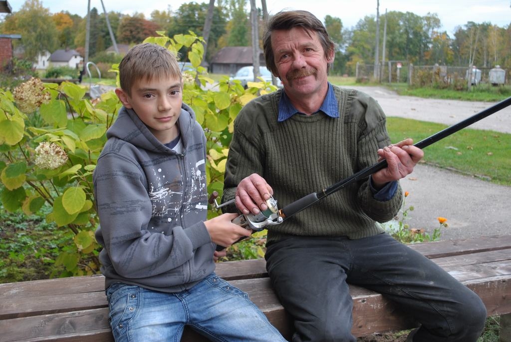 ATKLĀJ NOSLĒPUMUS. Juris Tišonoks (no labās) Rihardam Stepanovam māca spiningot.  
Autors: Indulis Burka