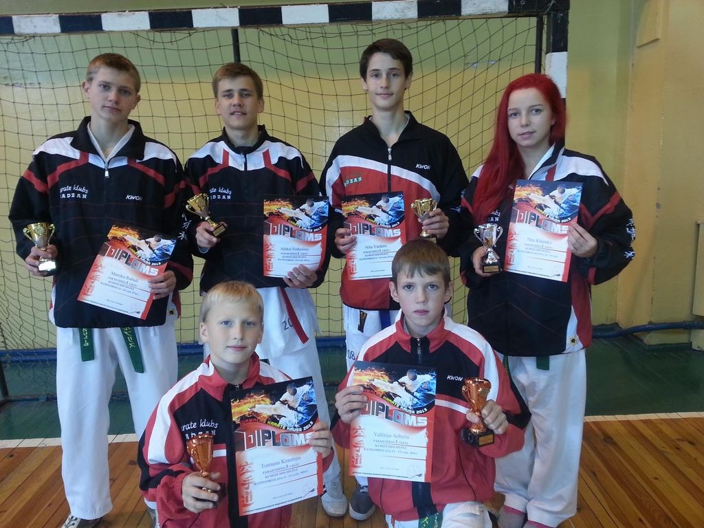 Pēc cīņas. Mareks Rubulis (stāv no kreisās), Alekss Fetkuļins un Tīna Ķiķauka (no labās).    
Autors: no kluba “Kadzan” arhīva