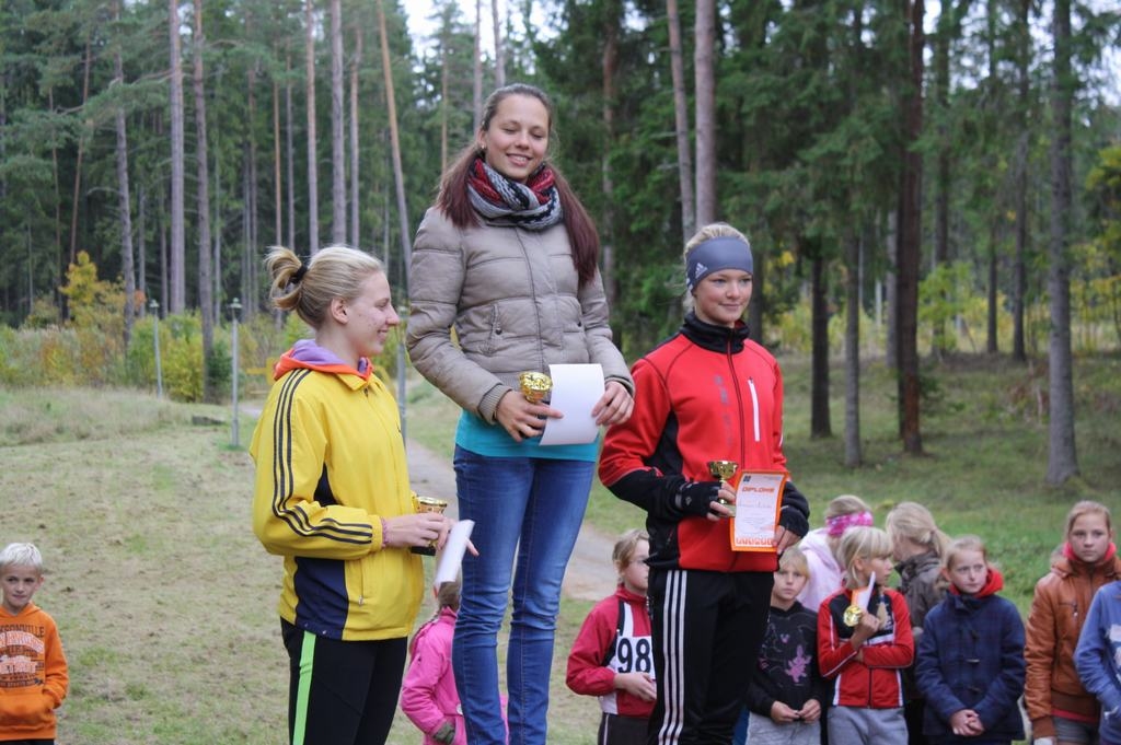 KAUSI GODAM NOPELNĪTI. Ātrākās skrējējas jaunietes bija Arita Rizga (vidū), Jana Fedotovska (pa kreisi) un Marija Mičule. 
Autors: Sandra Pumpure