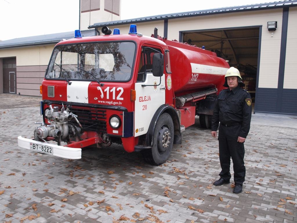 VĒRTĪGA. Autovadītājs Vladimirs Maskovs, ir viens no ugunsdzēsējiem, kurš stūrēs ūdensvedēju. Viņš uzskata, ka šis auto aizkraukliešiem ir vērtīgs ieguvums.   
Autors: Indulis Burka