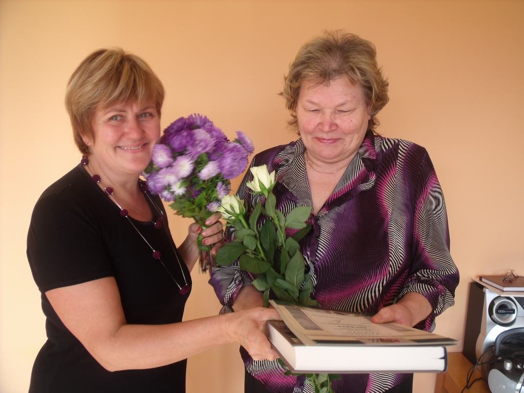 Ilgu Babri (no labās) sveic jaunā bērnudārza vadītāja Inta Rinmane. 
Autors: Gunta Rūķe