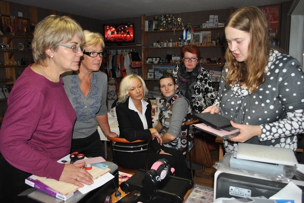 ŠĶIETAMI VIENKĀRŠI. SIA “Piran Media Group” īpašniece Olga Višņova (no labās) rāda, kā izgatavo kartītes. Par to liela interese ir Ingunai Kronbergai (no kreisās), Ilonai Kāganei, Ingūnai Grandānei, Janai Uzulniecei un Ievai Erdmanei. 
Autors: Guna Mikasenoka