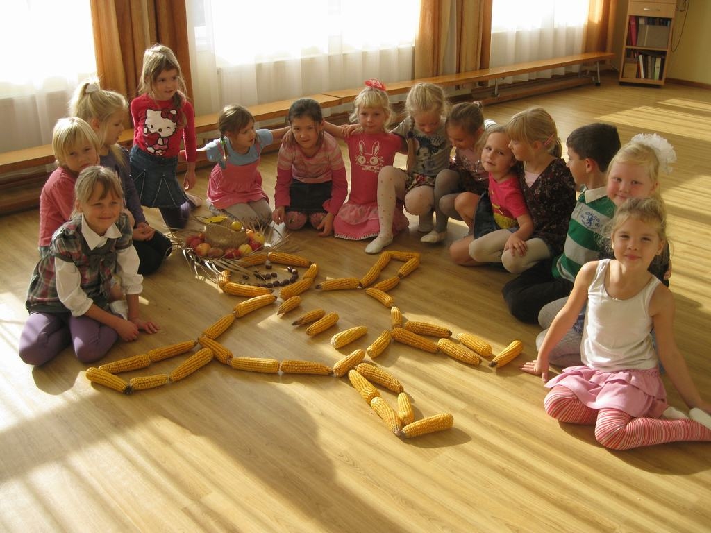 No kukurūzas var ne tikai veidot figūras, bet arī putru vārīt. Šogad Putras dienā piedalās arī Bebru bērnudārza “Bitīte” audzēkņi.             
Autors: no “Bitītes” arhīva