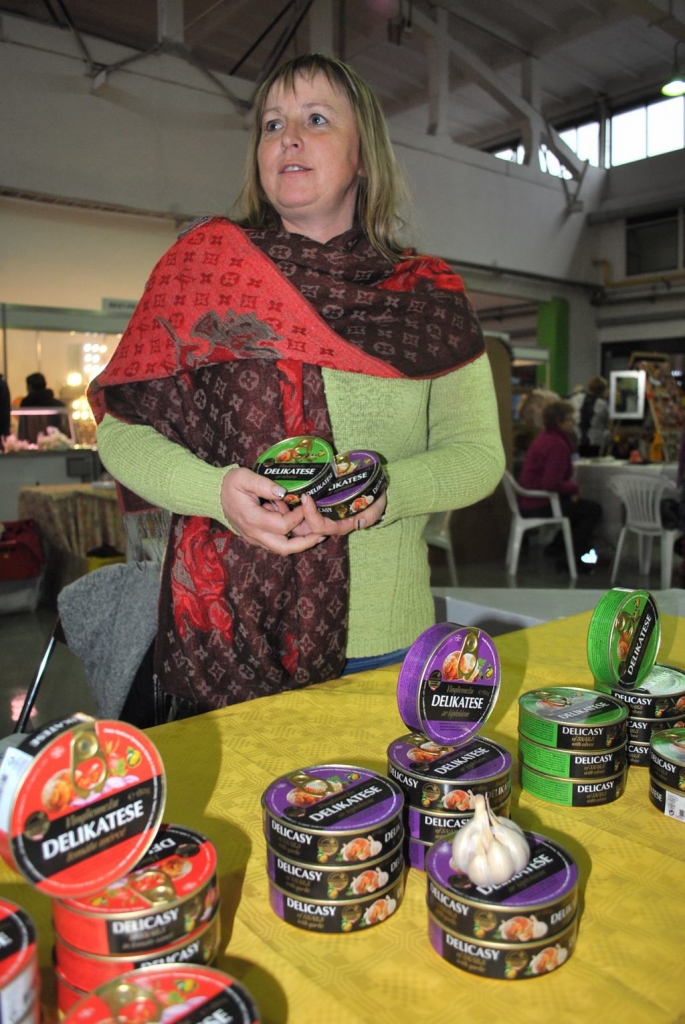 Delikateses gardēžiem. Latvijā audzētu vīngliemežu konservus piedāvā Sanita Rupkus.
Autors: Imants Kaziļuns