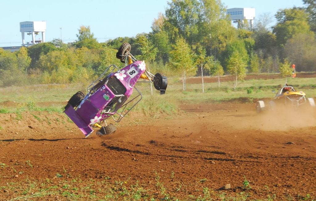 RITEŅI PA GAISU. Lielvārdietes Beātes Klipas vadītais bagijs kā apburts nevēlējās iekļauties aizkraukliešu trasē, un nācās piedzīvot pamatīgus kūleņus.
Autors: Jānis Galviņš