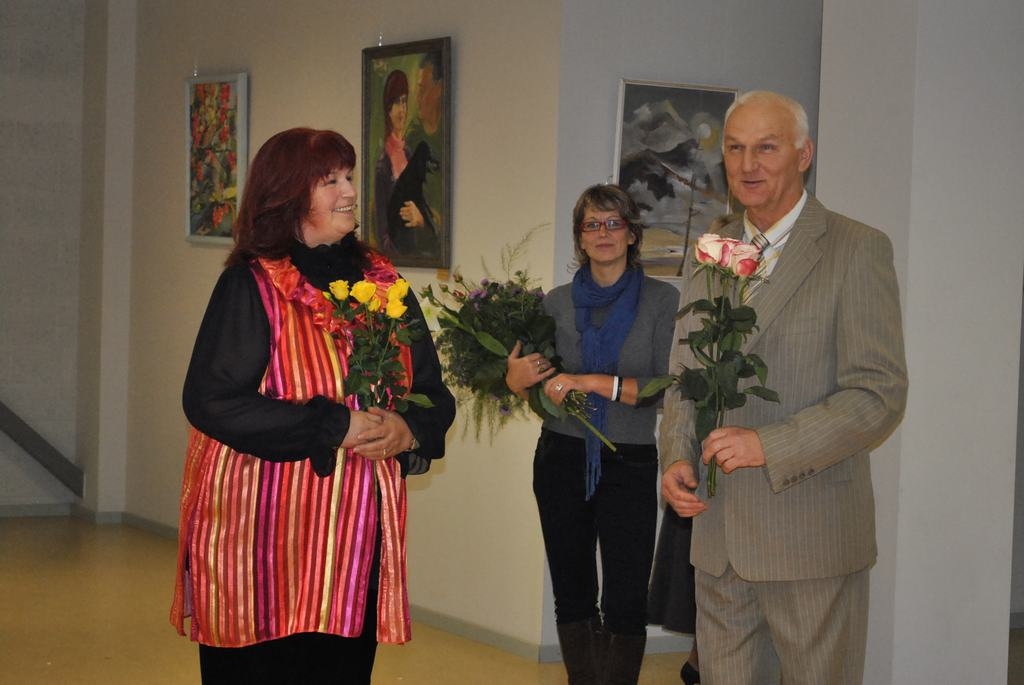 Ziedi māksliniecei. Taigu Kalvišķi (no kreisās) sveic Indra Benjava un Ludvigs Bērziņš.
Autors: Līga Patmalniece