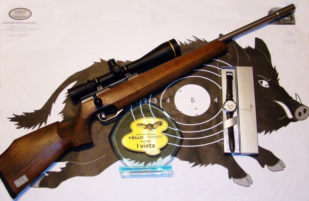 MĒRĶIS UN TROFEJA. Eināra Lapiņa fināla mērķis, “Vollit — Swarovski” kauss, balva un ierocis.
Autors: no personīgā arhīva.
