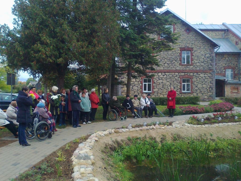 ARVIEN SKAISTĀK. Sociālās aprūpes centra pagalms piedzīvojis pārvērtības. Par to priecājas gan centra iemītnieki, gan viesi. 
Autors: Sandra Pumpure