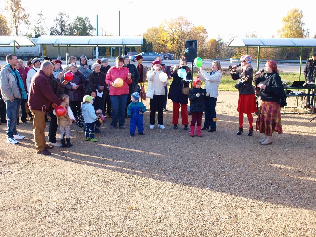 LABIE  VĀRDI PASLĒPTI. Katrā balonā bija paslēpts novēlējums jaunajai tirdzniecības vietai. 
Autors: Indulis Burka