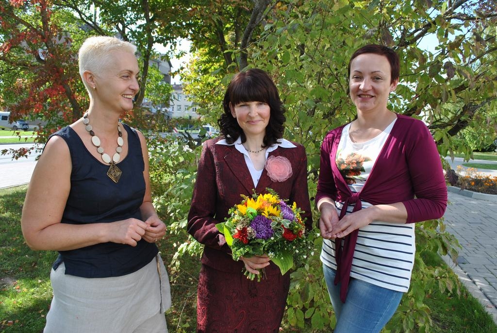 ZIEDI NODAĻAS VADĪTĀJAI. “Kaut visur būtu tik aktīvi nodaļu vadītāji kā Aizkrauklē!” par Aizkraukles nodaļas vadītāju Sarmīti Lauberti (vidū) saka biedrības “Dzīvības koks” vadītāja Gunita Berķe (no kreisās). No labās — biedrības pārstāve  Zita Daukste.
Autors: Guna Mikasenoka
