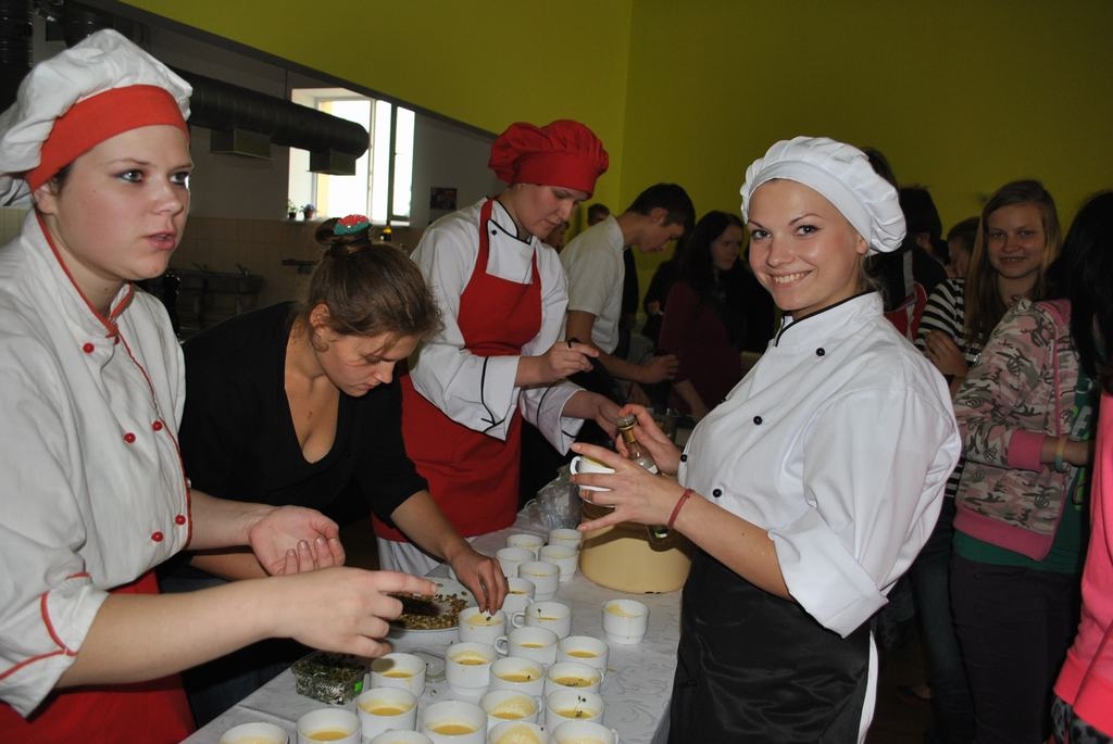 PRIEKS PAR IESPĒJU. Madara Ozola (no kreisās) un Violeta Stepanova Meistara dienā izmanto iespēju uzzināt dažādas pavārmākslas nianses, ko reiz varētu izmantot,  jo darbu meklēs tieši ēdināšanas jomā. 
Autors: Evita Apiņa