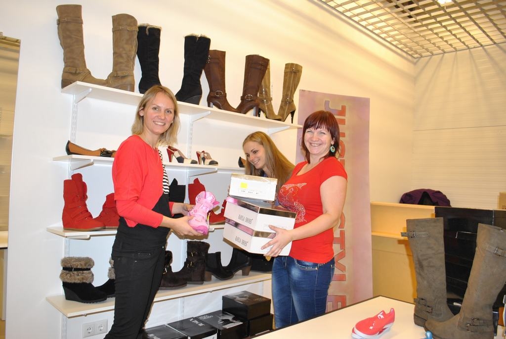 Trīs drosmīgās — Irita Riekstiņa (no kreisās), Laura Bogdanova un Lāsma Ruža — Riekstiņa — cer, ka pircēji būs arī jaunajiem un kvalitatīvajiem apaviem, ne tikai reiz jau lietotajiem.
Autors: Imants Kaziļuns