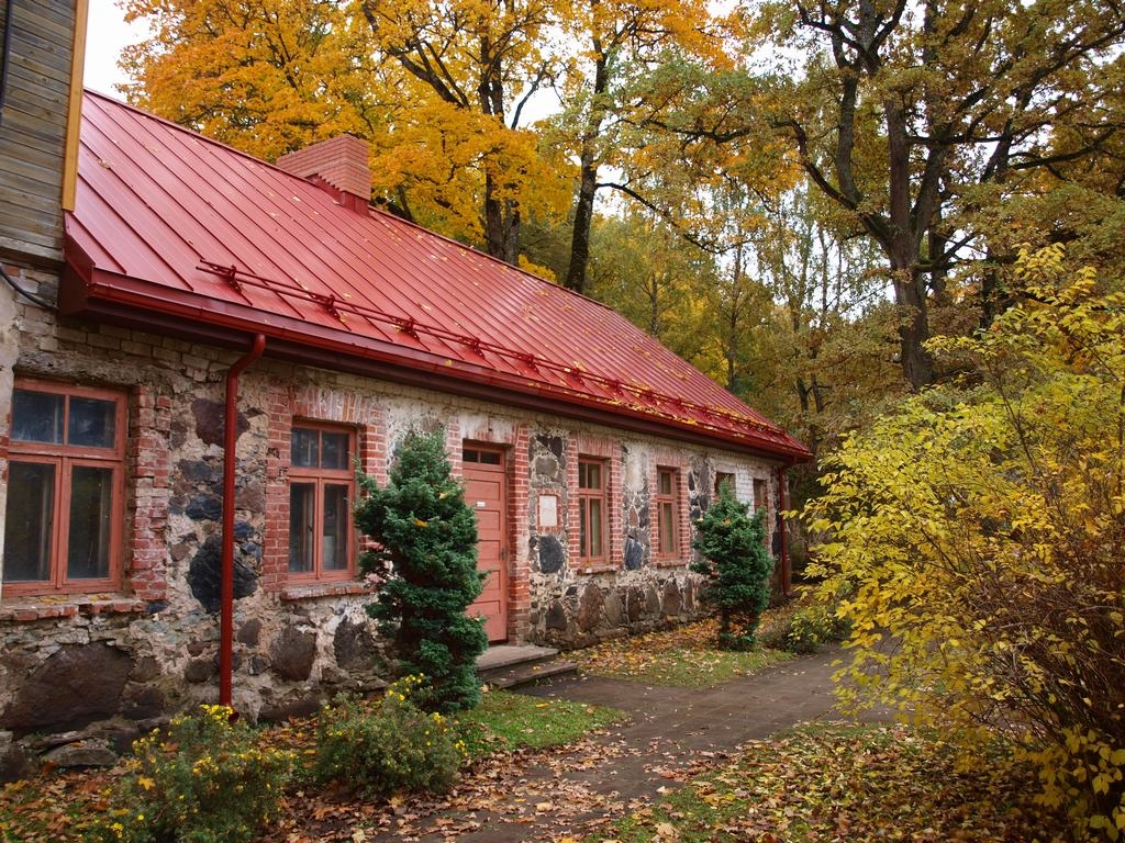 VAIRS NETECĒS. Mazzalves pamatskolas darbnīcu ēkai nule uzklāts jauns jumts.  
Autors: Indulis Burka