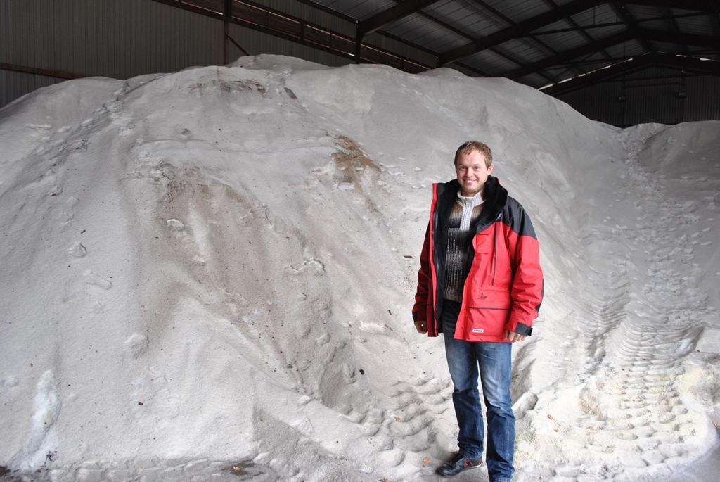 TAS NAV SNIEGA KALNS! Centra reģiona Aizkraukles nodaļas vadītājs Raivis Brics pie ceļu kaisīšanai sagatavotajiem sāls krājumiem. 
Autors: Evita Apiņa