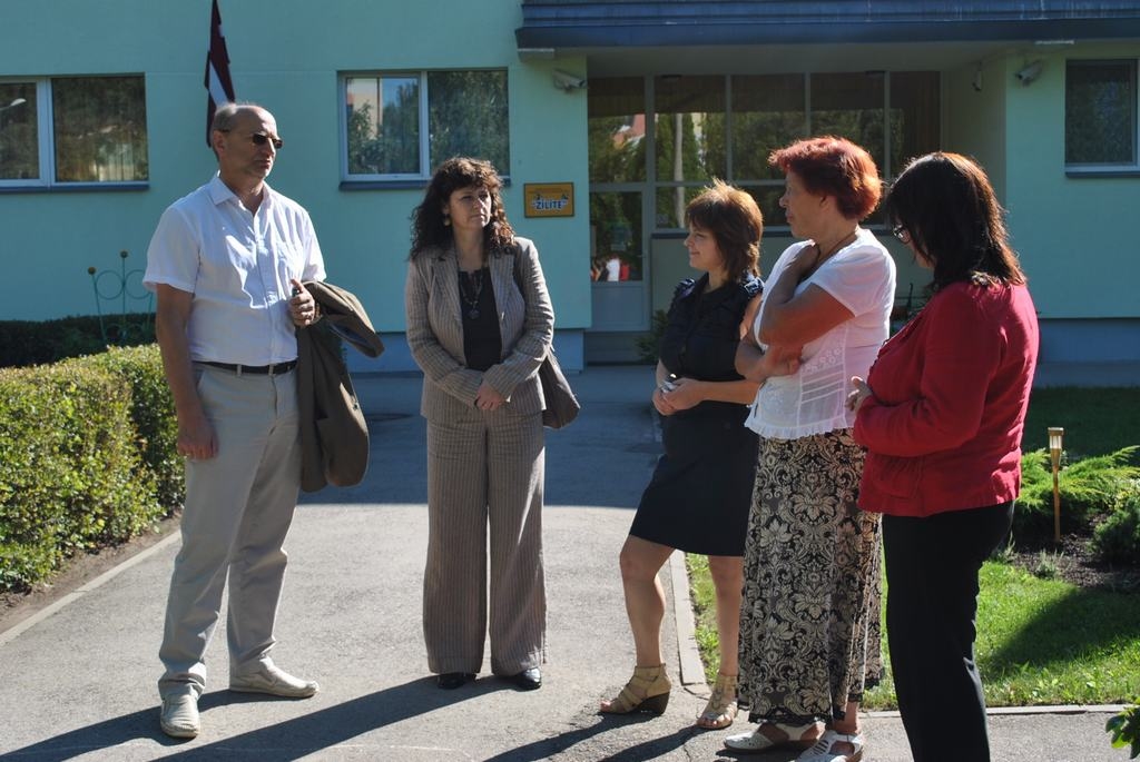 BĒRNUDĀRZĀ “ZĪLĪTE”. Aizraukles novada mērs Leons Līdums un Aiz­kraukles novada izglītības pārvaldes vadītāja Astra Siliņa (otrā no kreisās) apmeklē bērnudārzu “Zīlīte”.     
Autors: no “Staburaga” arhīva