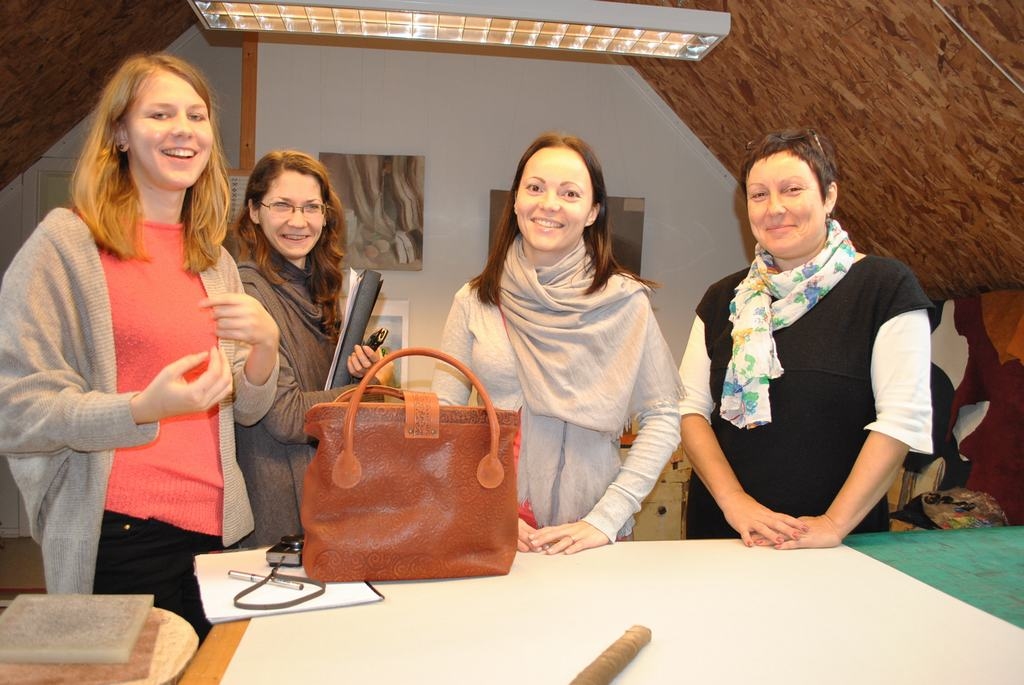 Interesanti. Inese Kāpiņa (no labās) un Kristīne Rudmieze dizainerēm Mārai Maiželei un Madarai Putnai atklāj amatnieču ikdienu.
Autors: Līga Patmalniece