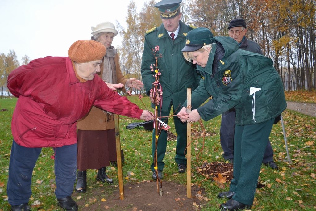 Pīlādzis sīkstumam. Latvijas brīvvalsts robežsargu tuvinieki, koknesiete Valentīna Jakubovska (no kreisās), aktrise Vera Gribača — Valtere, Valsts robežsardzes Galvenās pārvaldes priekšnieks ģenerālis Ivars Zālītis, galvenā inspektore Kristīne Pētersone Likteņdārzā stāda piemiņas koku.
Autors: Imants Kaziļuns