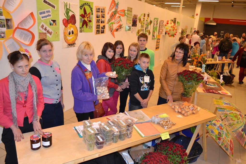 “Gandrīz viss nopirkts!” priecājas Seces pagasta mazpulcēni. 
Autors: Līga Patmalniece