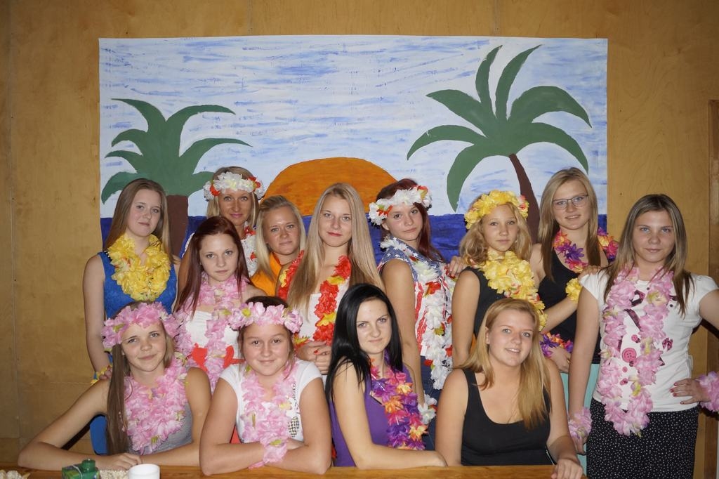 DEJA RADA PRIEKU. Grupas “Pozitīvs” meitenes jubileju svinēja havajiešu stilā. 
Autors: no deju grupas “Pozitīvs” arhīva