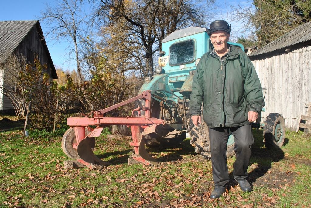Salabotais palīgs. Ziemā arklu nomainīs troses, un Jānis Nāzars, kā ik gadu, brauks mežā pēc malkas.
Autors: Imants Kaziļuns