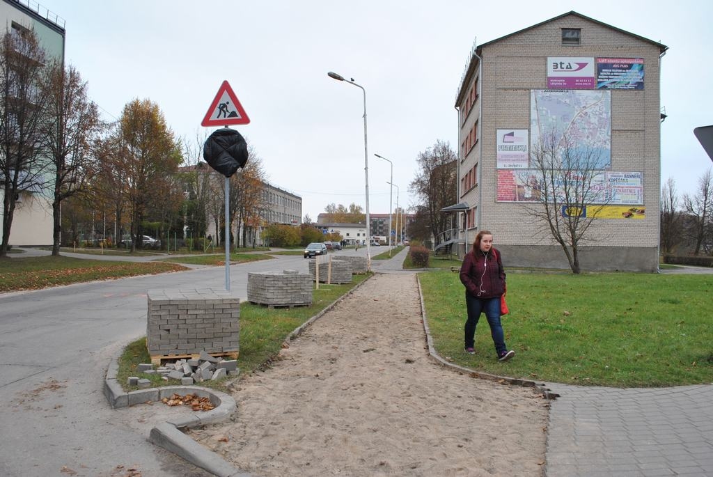 Pēdējais attēls ar veco segumu. Šajā Spīdolas ielas posmā kādu laiku būs būvbedre.
Autors: Imants Kaziļuns