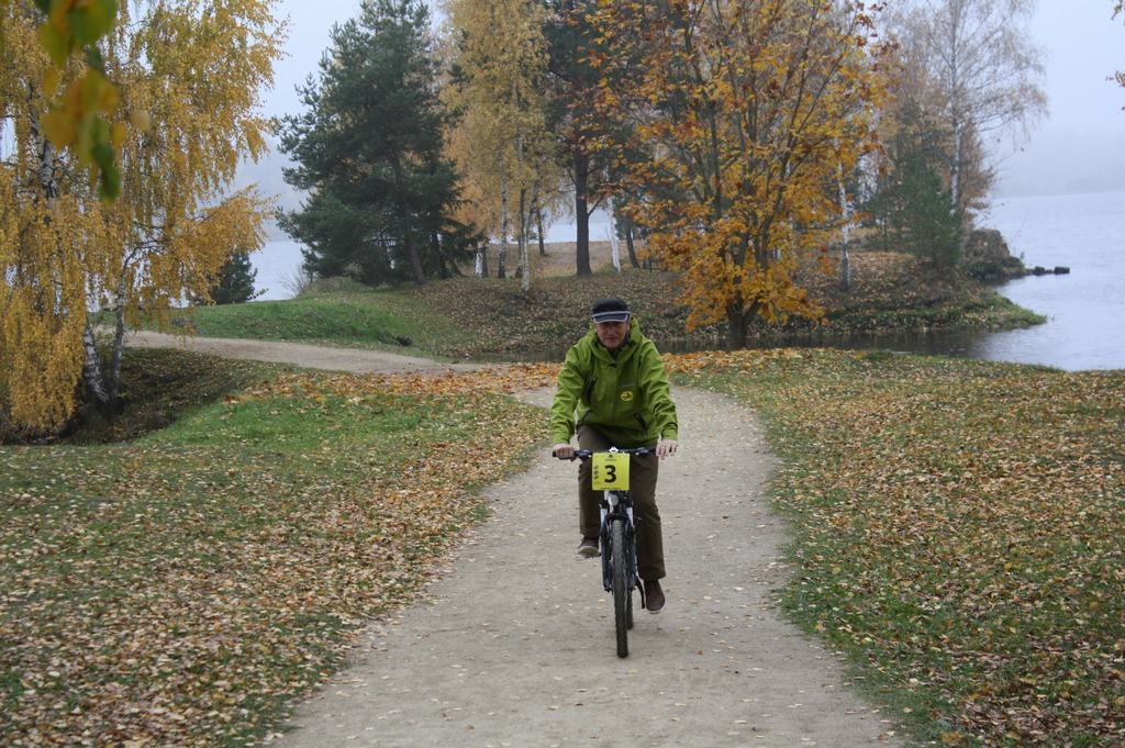 “NEPABRAUC GARĀM!” dodoties nelielā izbraukumā ar velosipēdu, iesaka Arvīds Apfelbaums. 
Autors: Sandra Pumpure