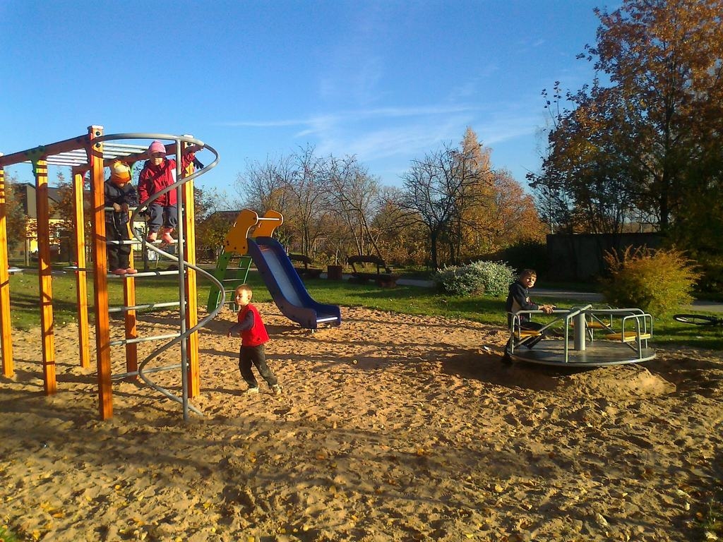 BĒRNIEM PATĪK. Rotaļu laukumos var kāpelēt, šļūkt un griezties karuselī. 
Autors: Sandra Pumpure