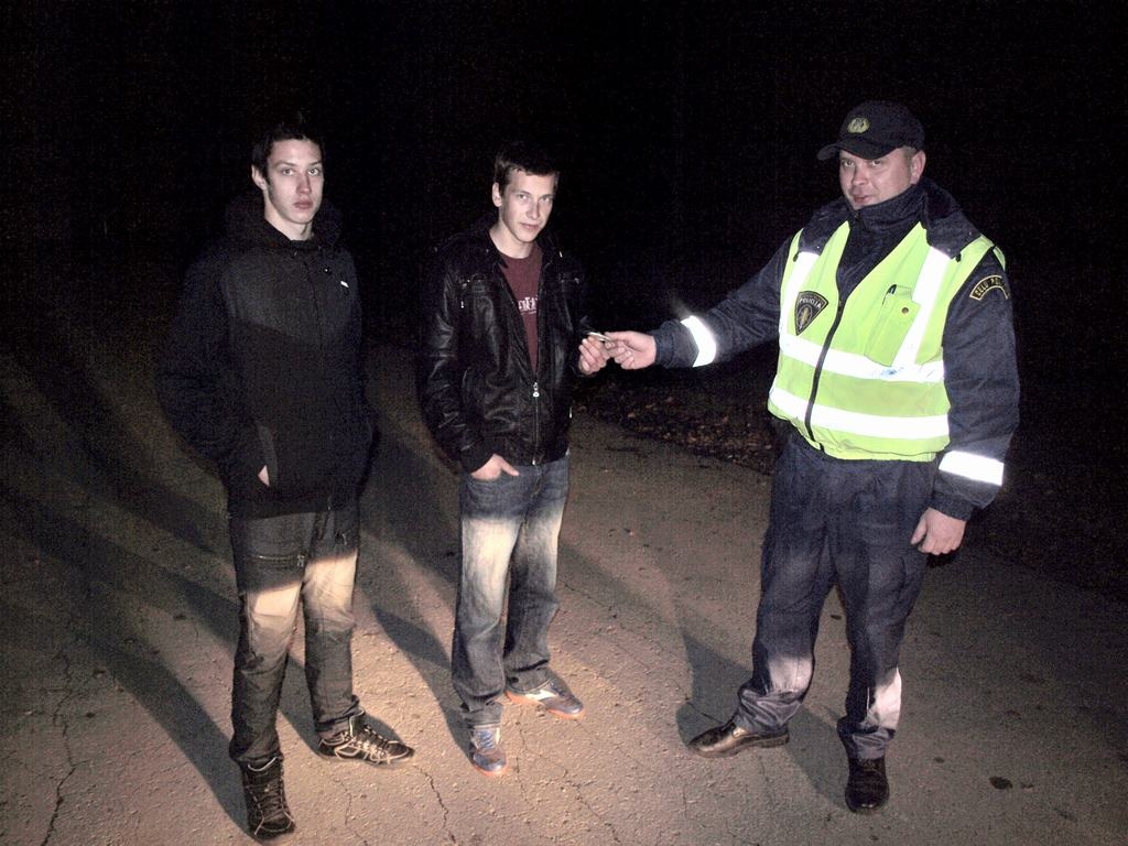 Turpmāk lietos. Daudzeviešiem Atim Stikutam (no kreisās) un Igoram Albiņam —  Albam policijas inspektors Edgars Tipainis šoreiz mutiski aizrāda un uzdāvina pa atstarotājam.  